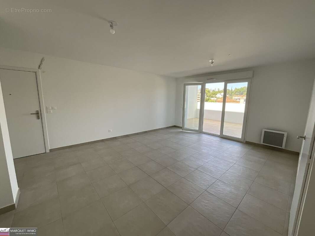 APT T4 offrant 90 m² avec terrasse 18 m² et 6 m² et parking au 6° étage avec ascenseur... - photo 8