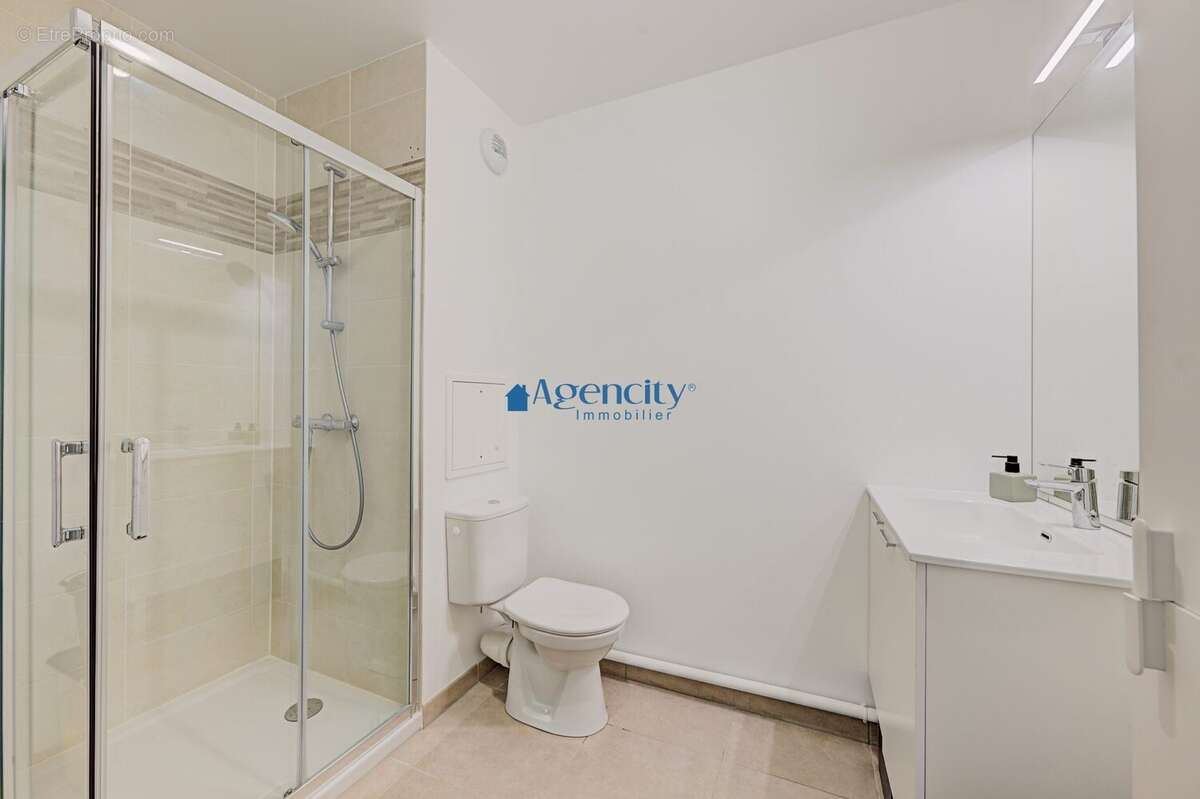 salle d'eau  - Appartement à NOISY-LE-GRAND