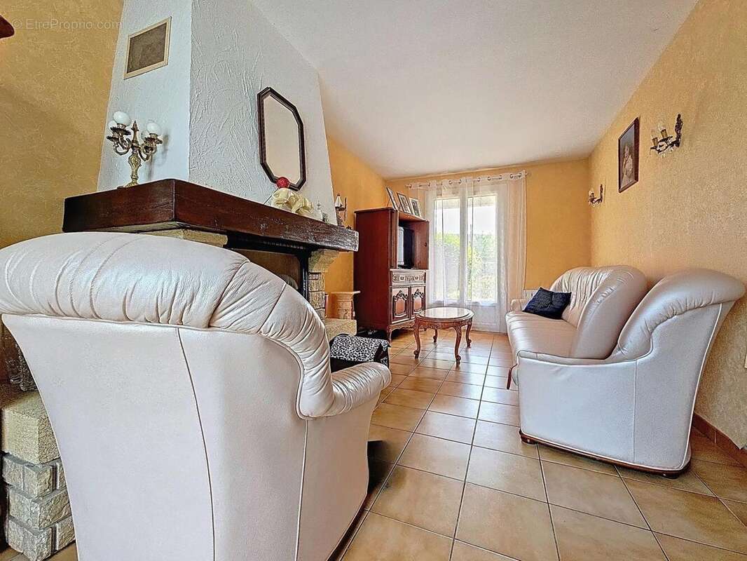 Photo 3 - Maison à VILLENEUVE-LA-COMPTAL