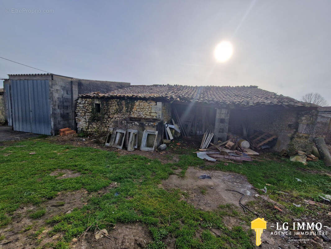 Parking à MIRAMBEAU