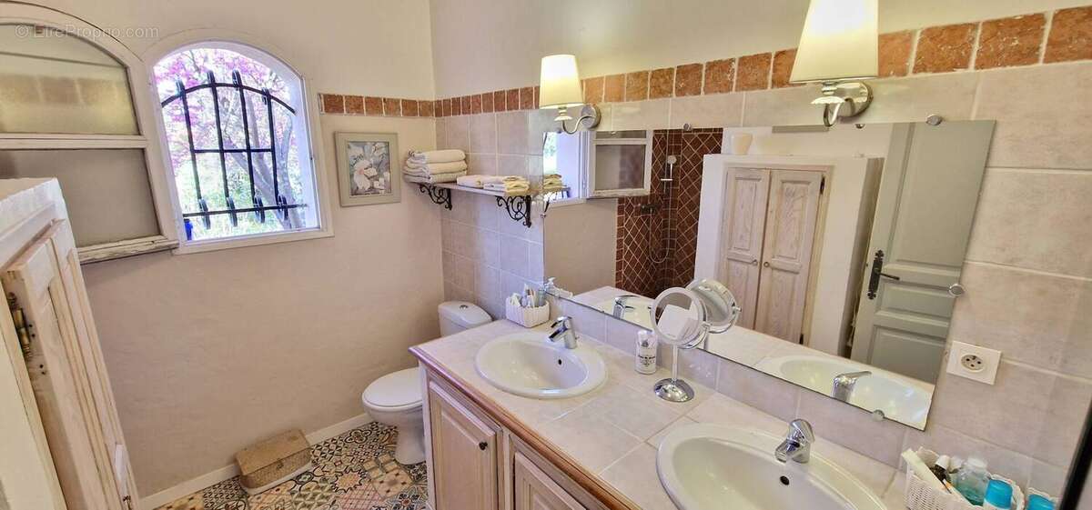 Autre à ROQUEBRUNE-SUR-ARGENS