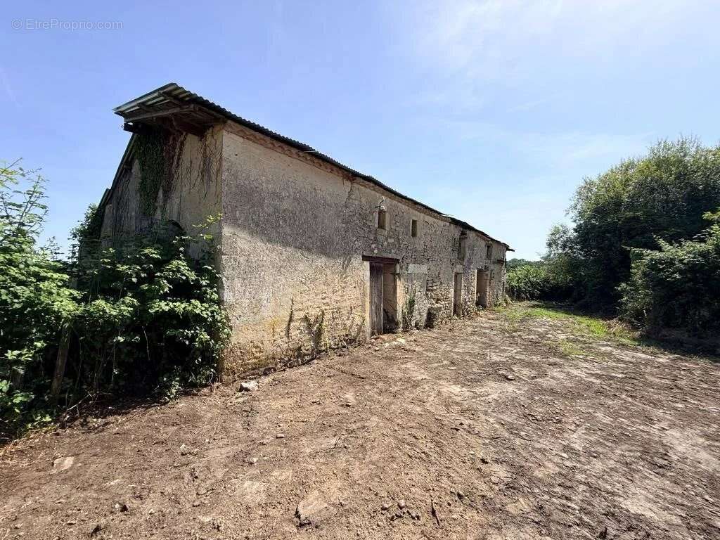 Maison à SAINT-CHRISTOLY-DE-BLAYE