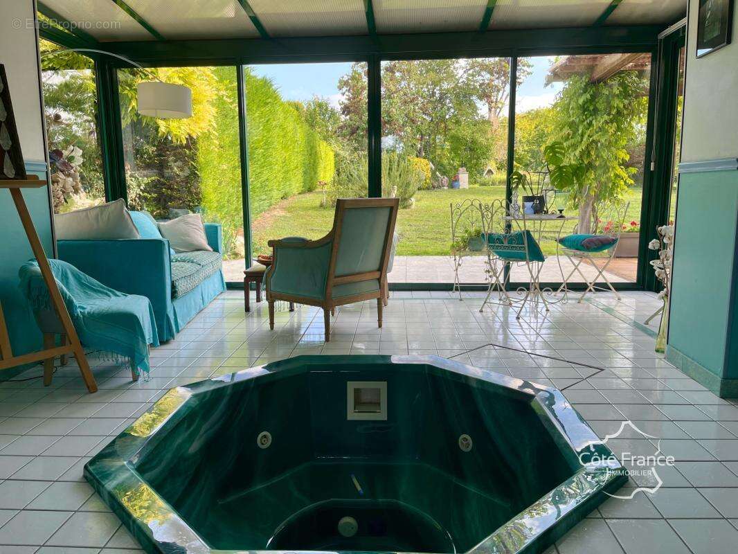 Maison à AILLANT-SUR-THOLON