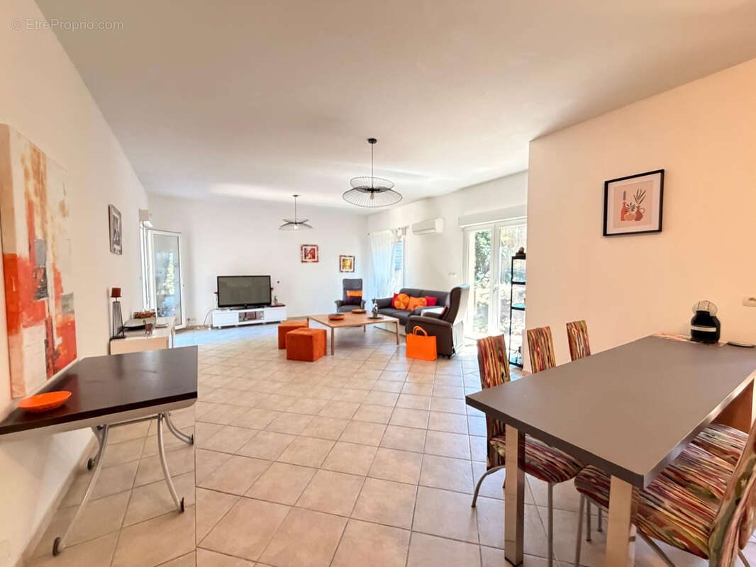 NIMES VACQUEROLLES Superbe maison 5 pièces de 115 m2 avec garage de 50 m2 et jardin - photo 3
