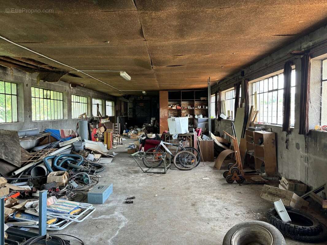 Commerce à VELAINES