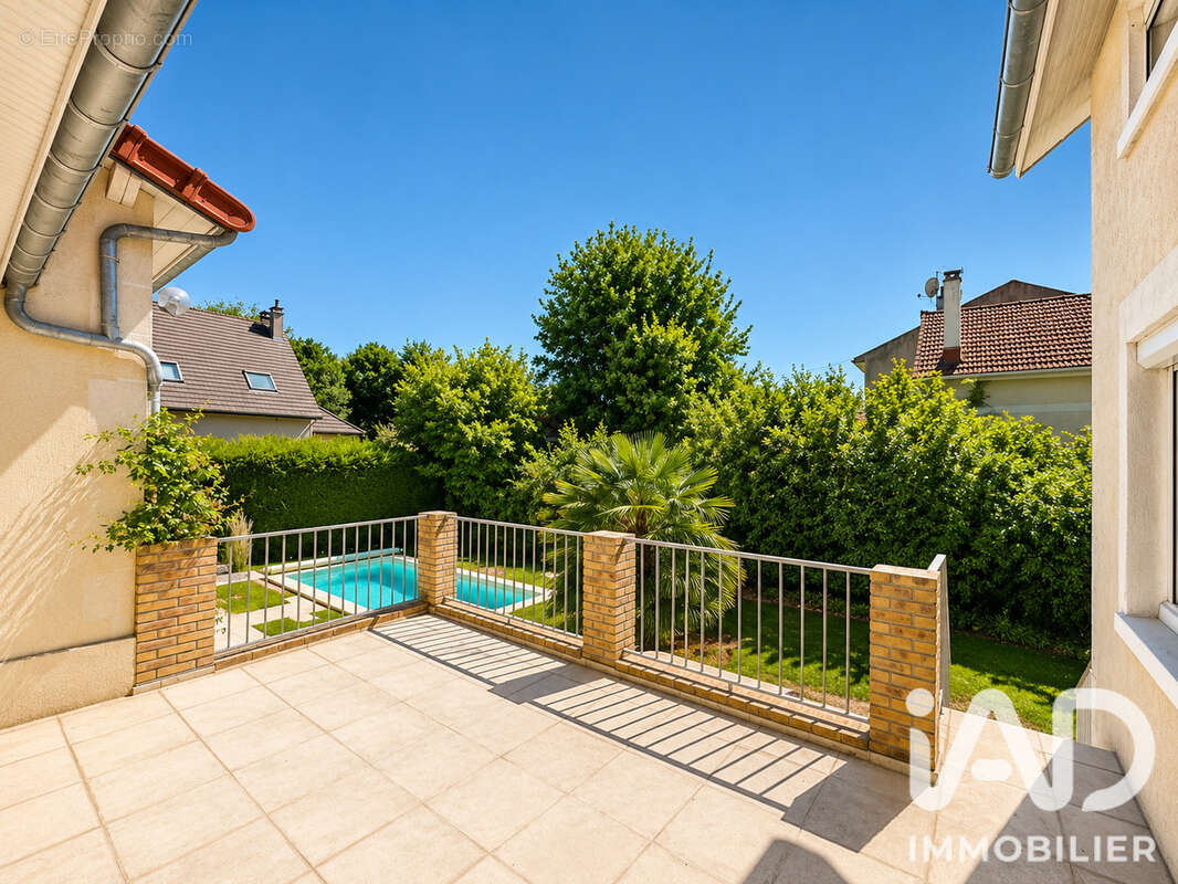 Maison 160 m² à Sainte-Genevieve-Des-Bois  - photo 2