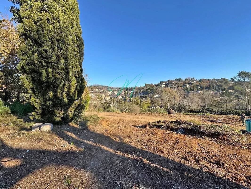 Terrain à VALBONNE