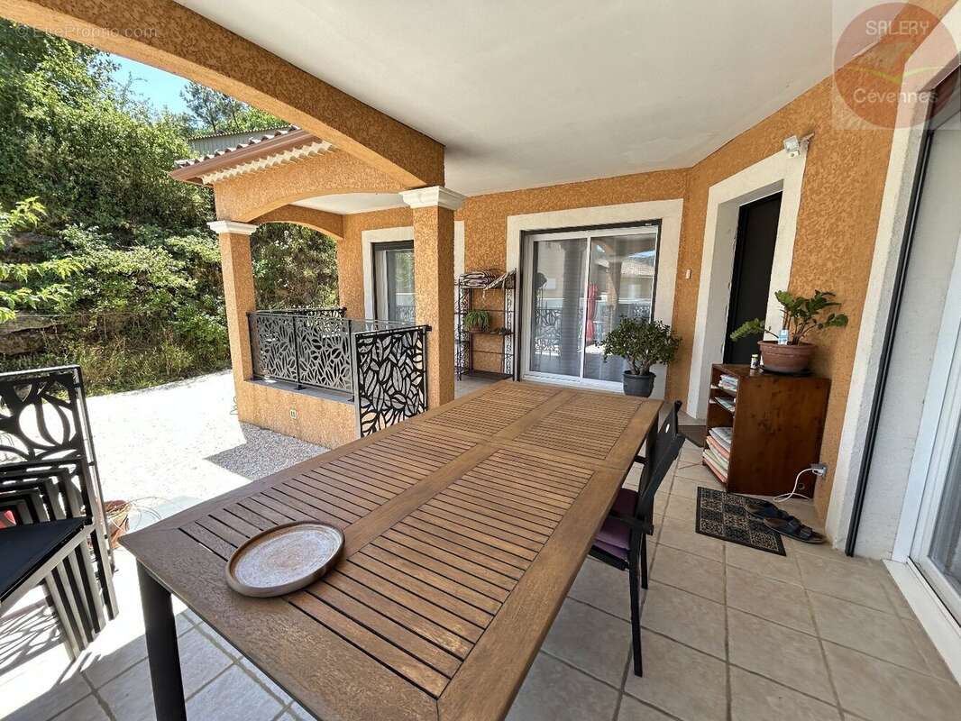 Une maison prête à vivre avec jardin paysager et piscine - photo 10