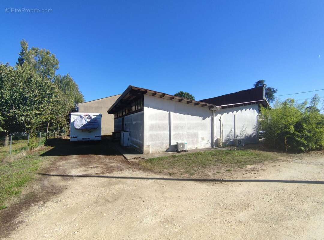 Commerce à MONTCARET