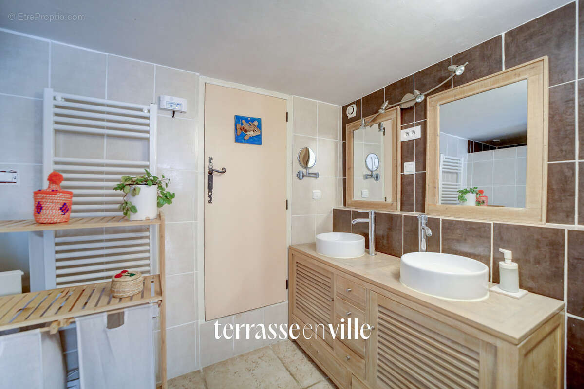 Appartement à CEYRESTE