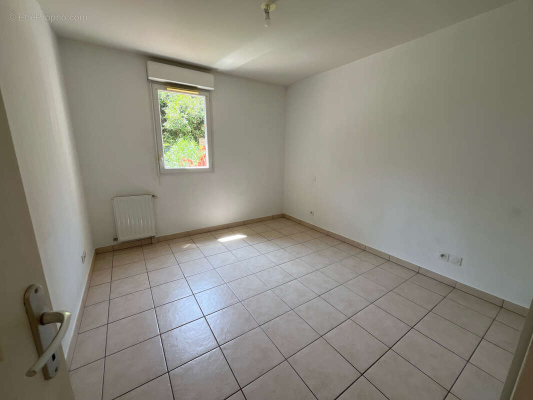 Appartement t3 , terrasse et jardin prive + garage box à la seyne sur mer porte marine - photo 13