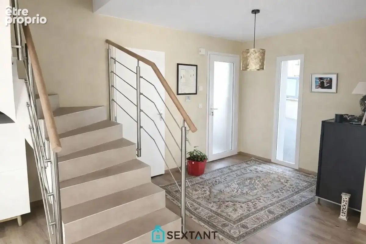 Belle villa mitoyenne familiale de 135 m² avec piscine chauffée -Collonges-Secteur Ecorans- 618.000  - photo 3