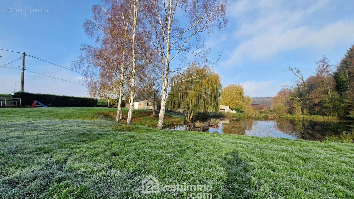 Erigée sur une parcelle de 5382 m² avec étang - Maison à SAINT-GOBAIN