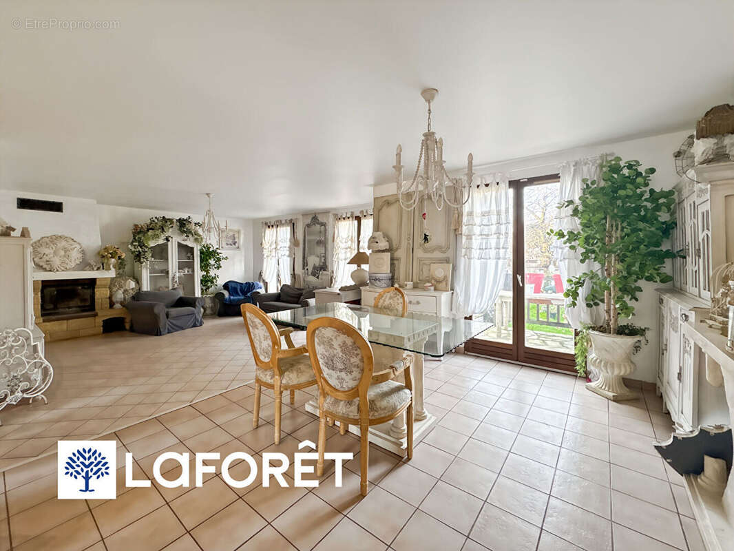 Maison à SAINTE-GENEVIEVE-DES-BOIS