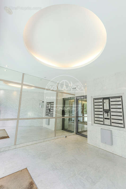 Appartement à PARIS-1E