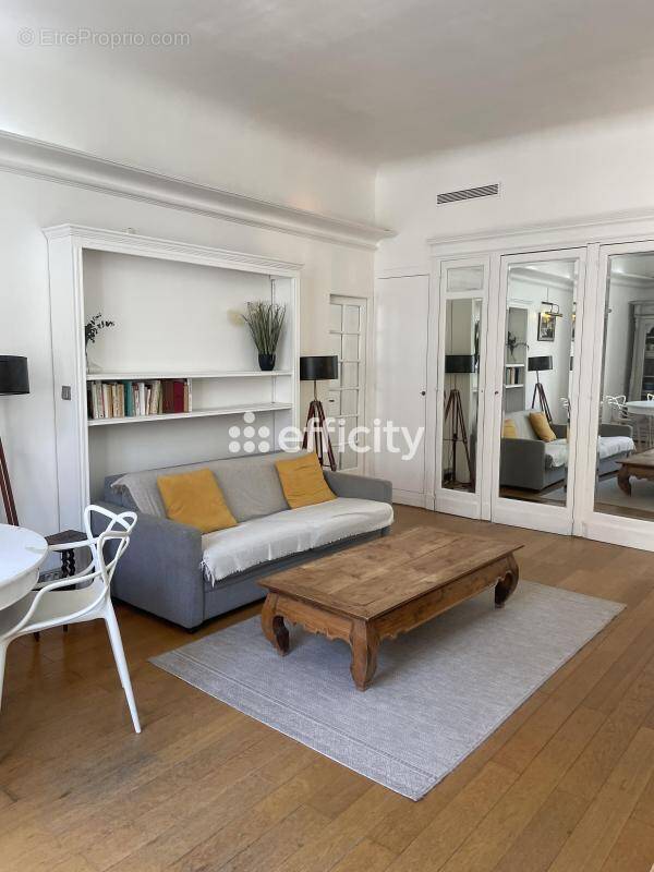 Appartement à PARIS-8E