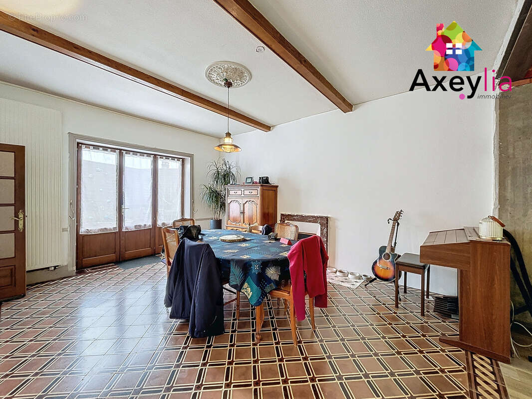 Maison à POUILLY-SOUS-CHARLIEU