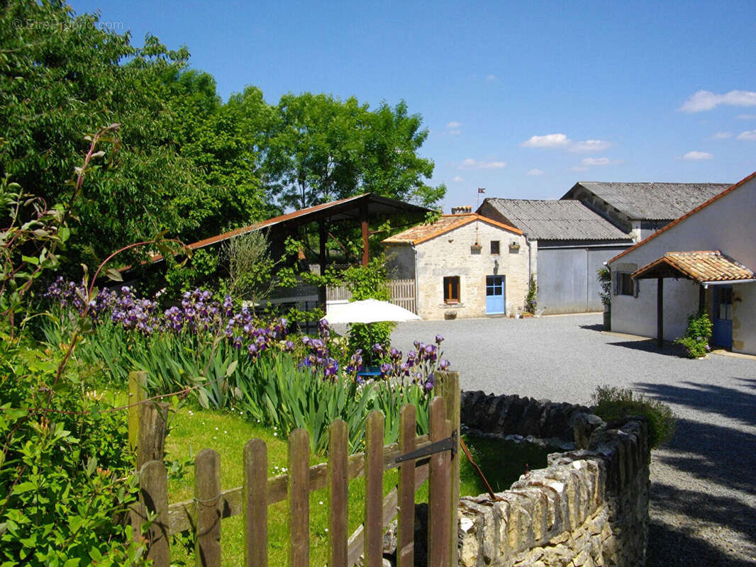 Maison à SAINT-HILAIRE-DES-LOGES