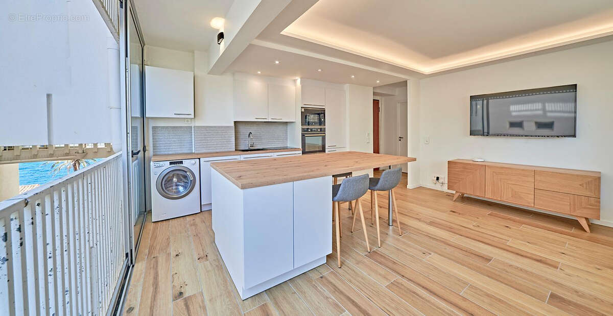 À Sainte-Maxime (83), appartement de type 3 pièces de 53.07m2 à acheter en plein centre-ville - photo 2