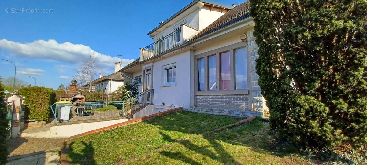 Maison à SAINT-DENIS-DE-L'HOTEL