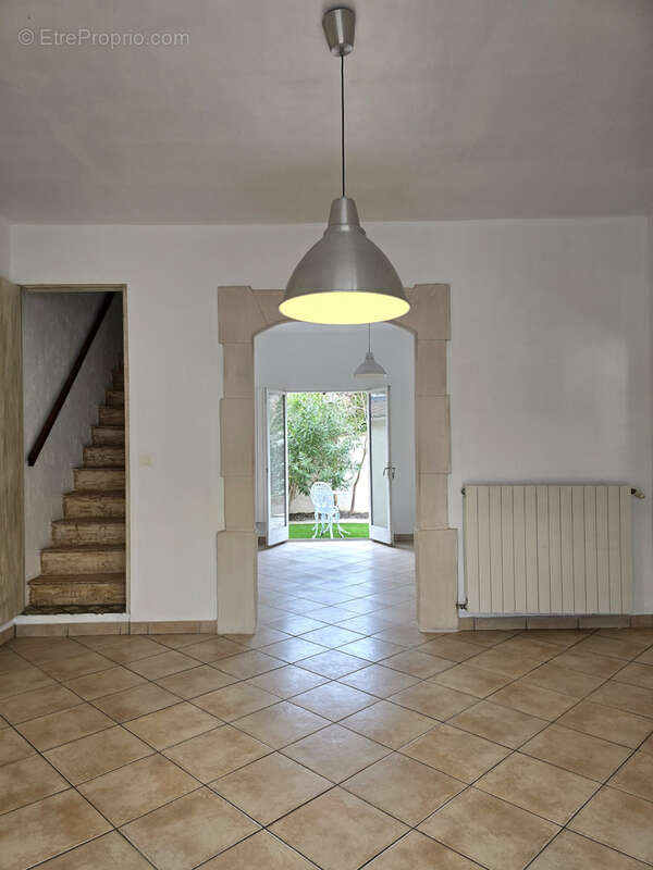 Maison à ENTRAIGUES-SUR-LA-SORGUE