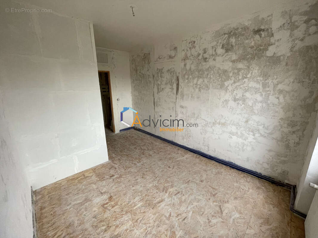 Chambre - T3 - R+2 - Appartement à SAINT-CHAMOND