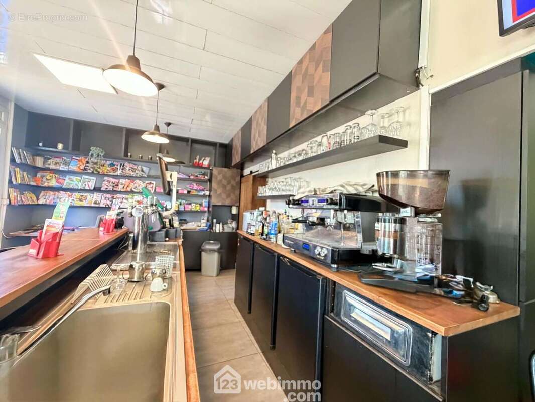 Ouvert sur la salle principale, offre une belle continuité et de nombreuses perspectives d'aménagement - Appartement à MORCOURT