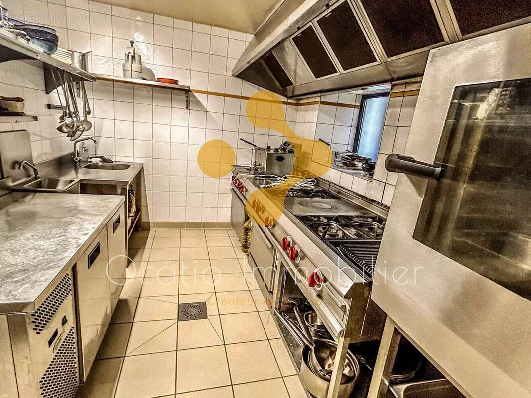 Commerce à CRUSEILLES