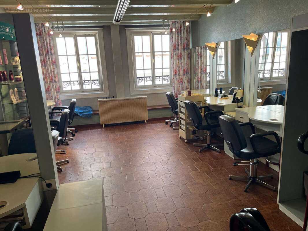 OPPORTUNITÉ RARE AU CŒUR DE WISSEMBOURG : Murs commerciaux d'une institution locale & Appartement de fonction - photo 8