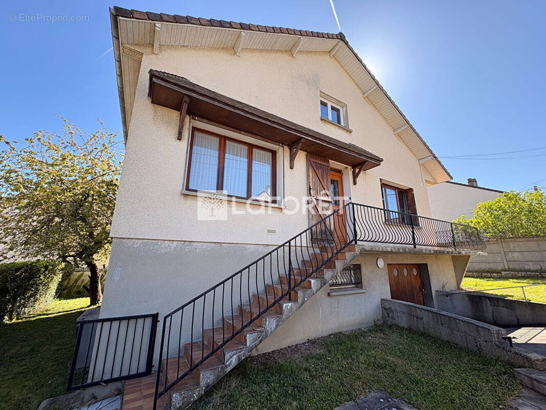 Maison à JUZIERS