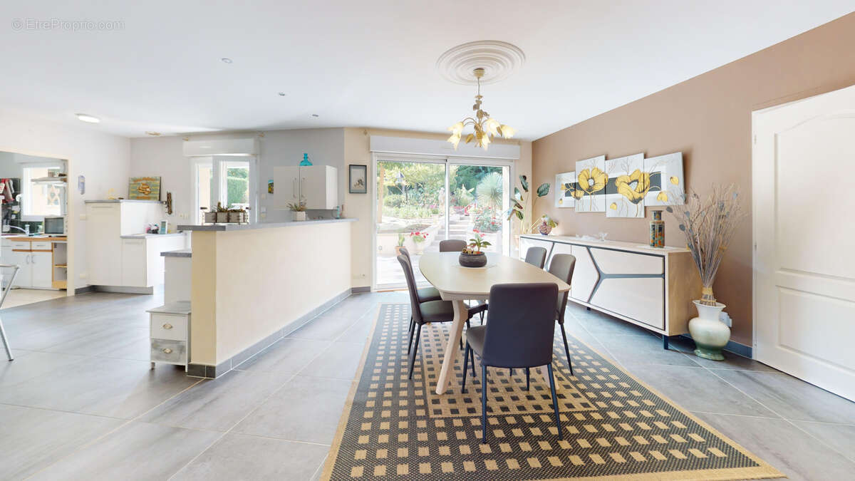 Exclusivité,     Aux portes d'Amboise   Belle maison familiale sur un terrain paysager de 3 011 m22 avec dépen - photo 4
