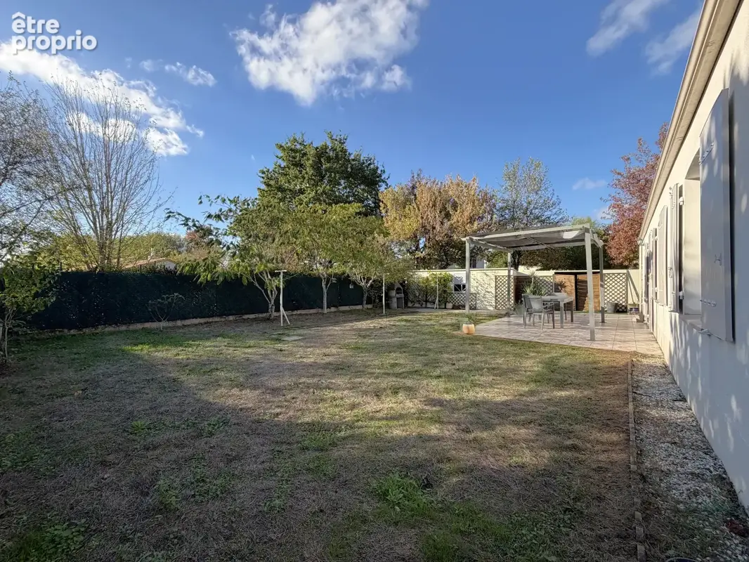 AIZENAY, proche centre, maison de plain-pied, 3 chambres sur 576 m2 de terrain - photo 2