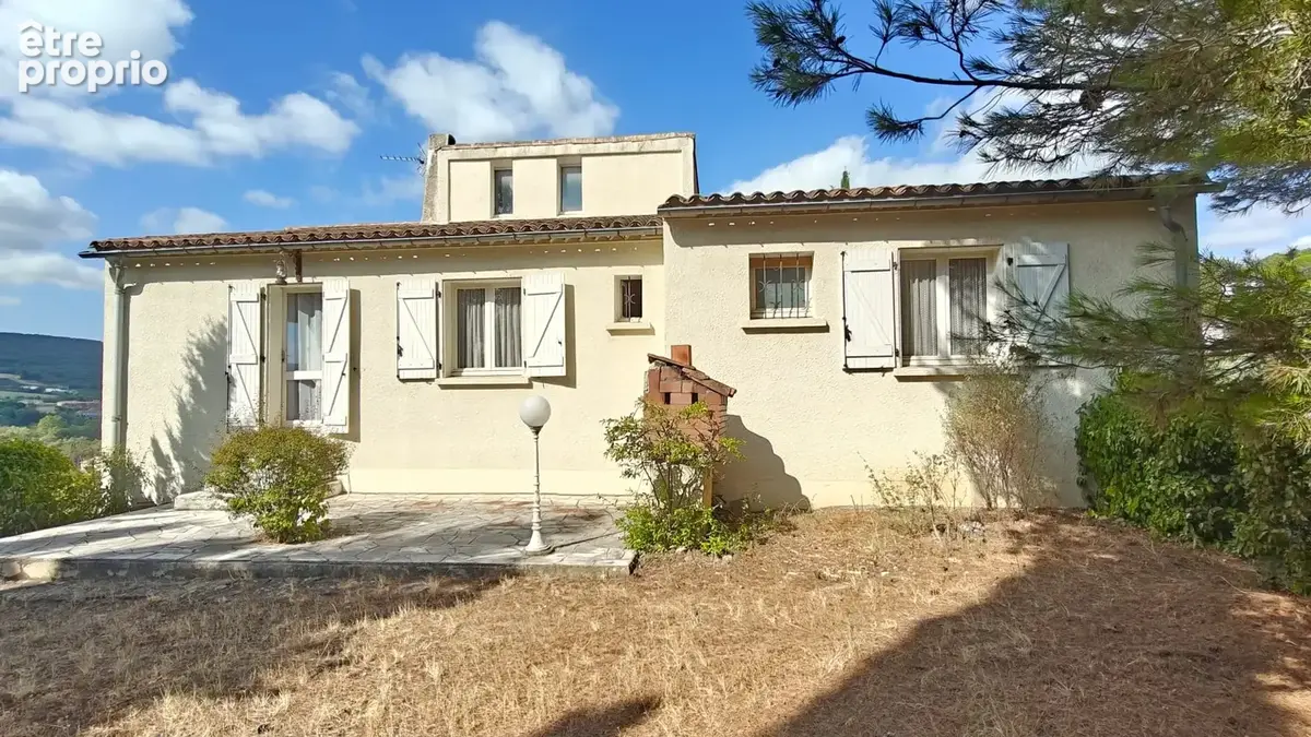 Proche centre-ville - Villa à rénover bénéficiant d'une excellente situation sur terrain arboré de 5000m2 - photo 3