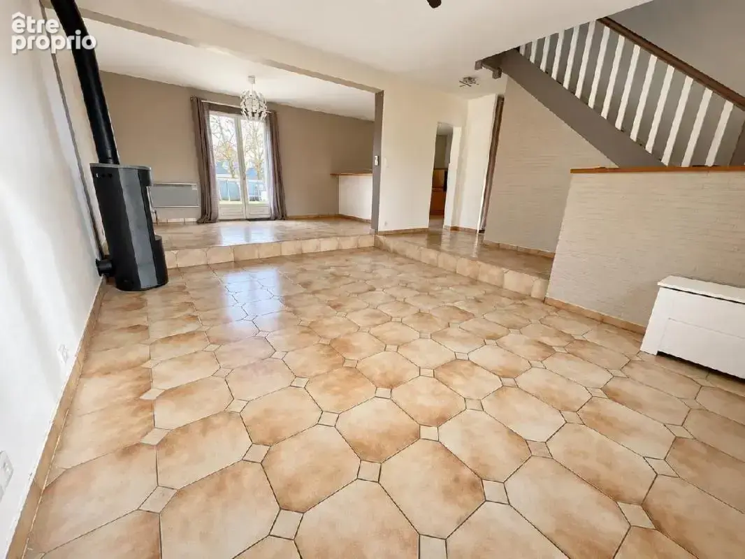 Maison familiale de 140 m² - 5 chambres ou 4 chambres + 1 bureau - Superbe terrain de 1 550 m² - Fort potentiel - photo 2