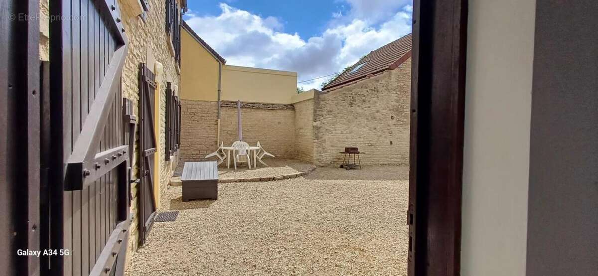 Maison à MOULINS-EN-TONNERROIS