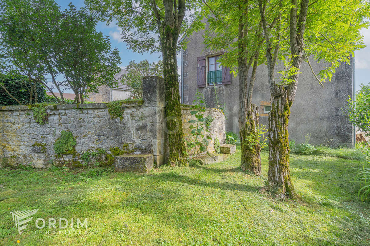 Maison au calme avec terrain agréable, en excellent état - photo 16