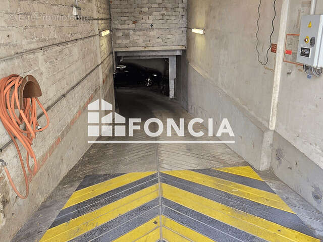 Parking à PARIS-16E