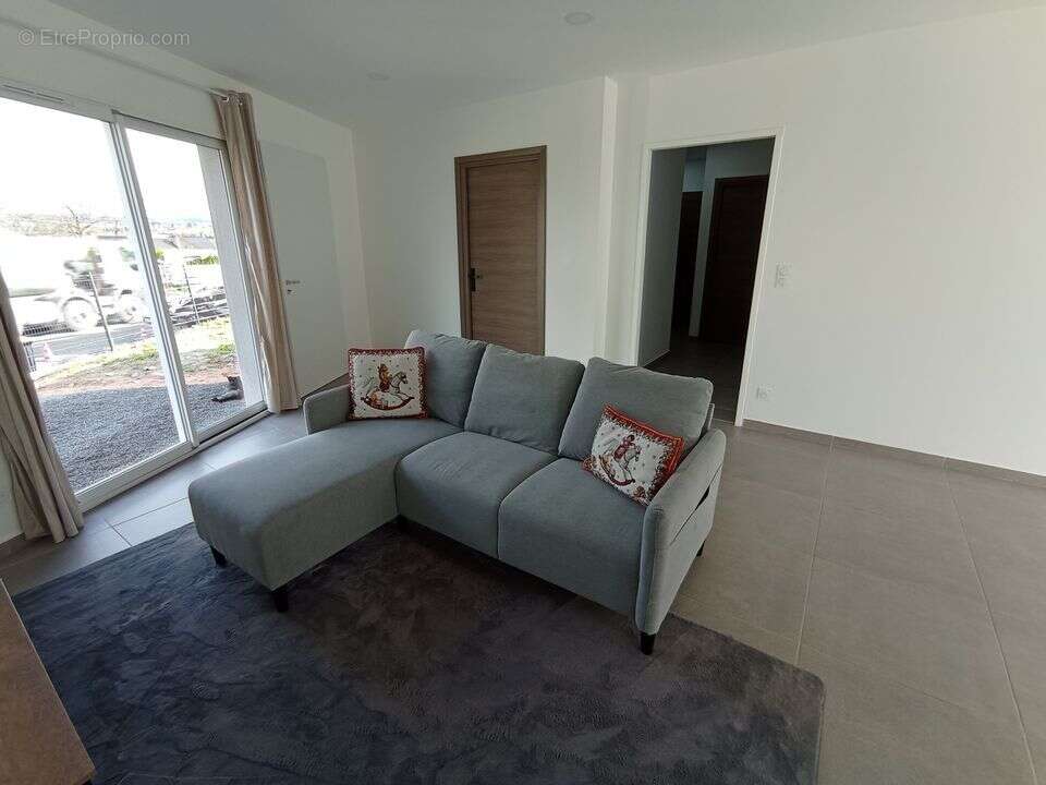 Maison à CREUZIER-LE-VIEUX