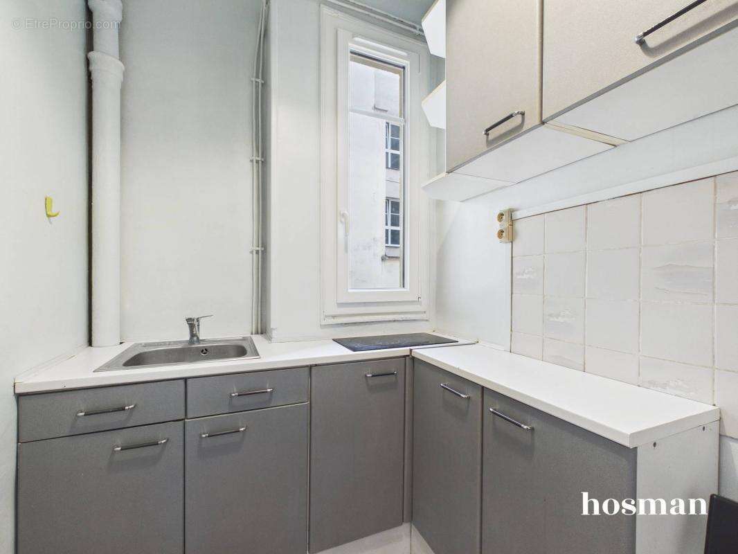 Studio avec cuisine séparée de 24 m² - avec ascenseur et cave - Rue Turgot, Paris 9ème - photo 7