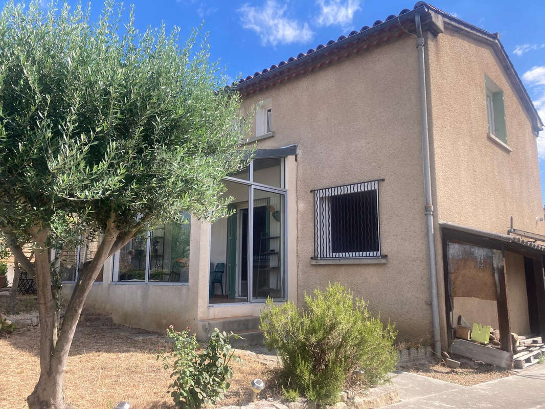 Limoux - Quartier proche centre ville - Villa de 140m2 habitables sur terrain de 382m2 - photo 6