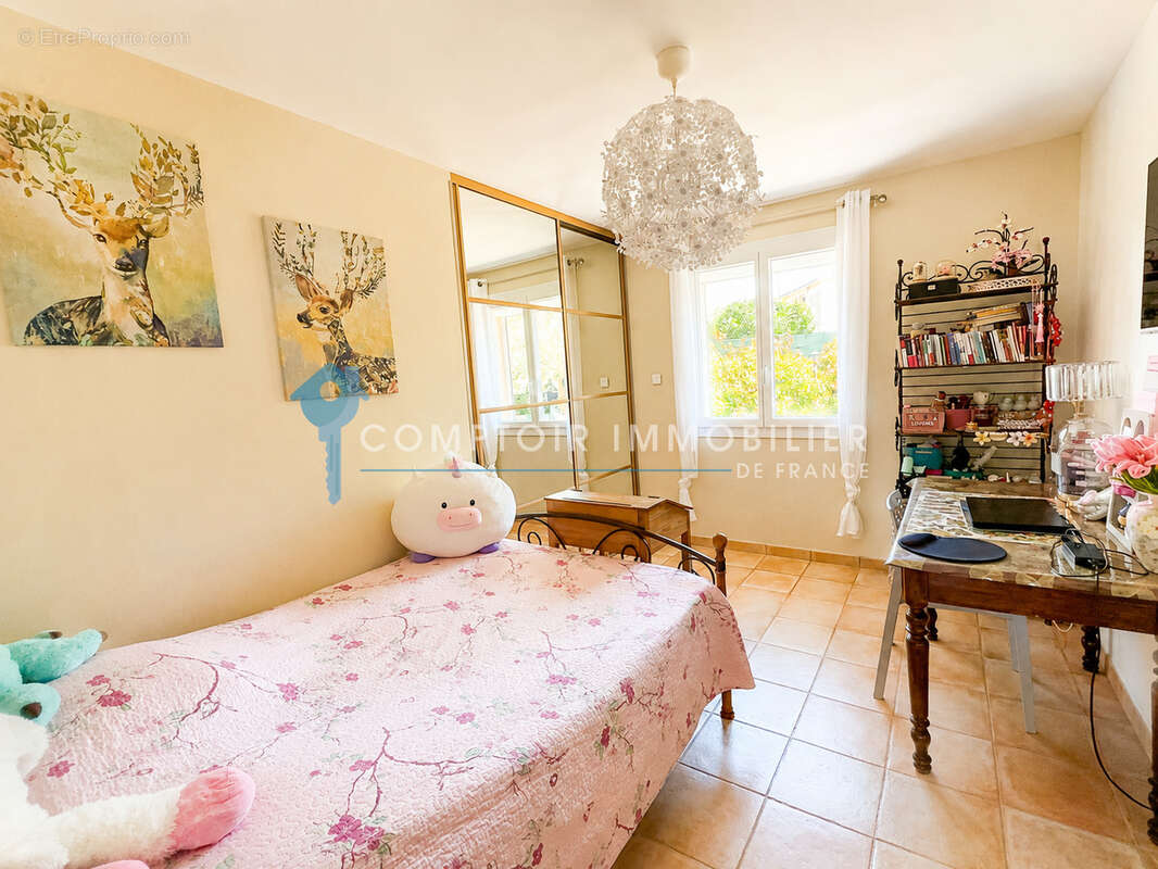 Élégance, volumes et art de vivre à Saint-Pierre-les-Martigues maison T5 de 110 m2 avec piscine sur 915 m2 de - photo 5