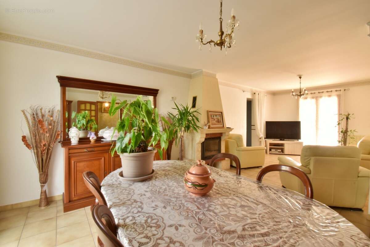 VILLA de plain-pied de 143 m² avec piscine sur 1 378 m² de terrain clos - photo 7