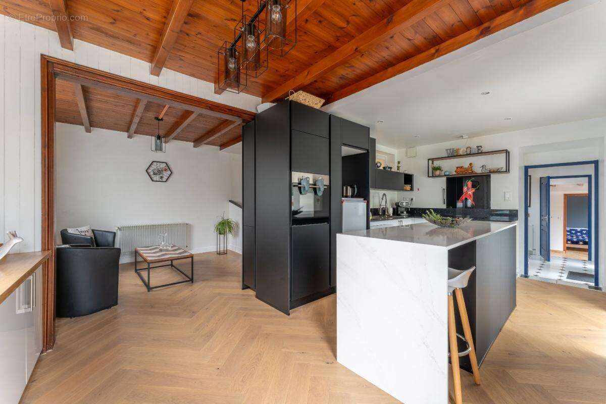 Maison à BRIZAMBOURG