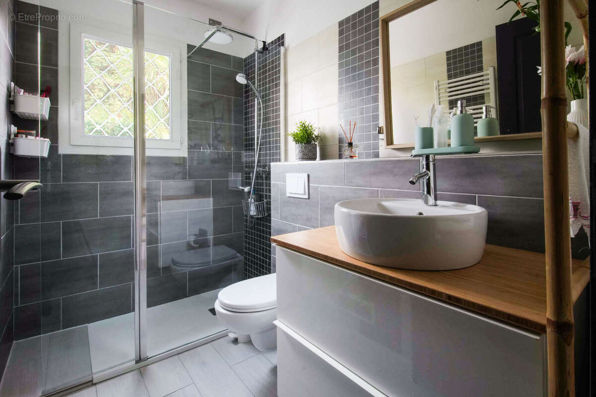 Derrière son portail se cache une belle surprise… Une villa de plain-pied entièrement rénovée, tournée vers un jardin paysager e - photo 11