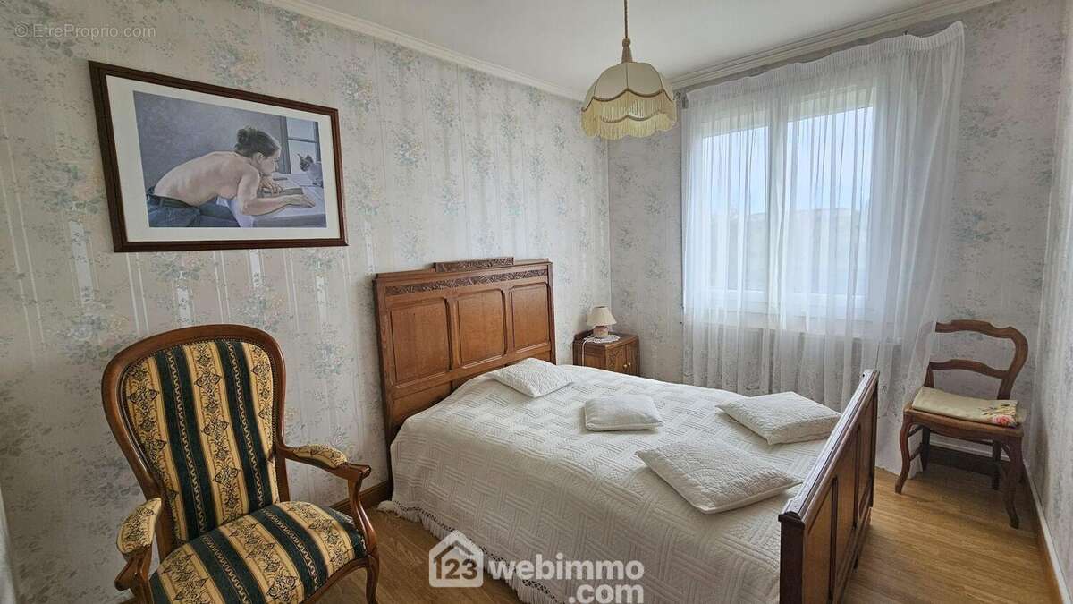 Une seconde chambre avec placards de 11 m². - Maison à MILLY-LA-FORET