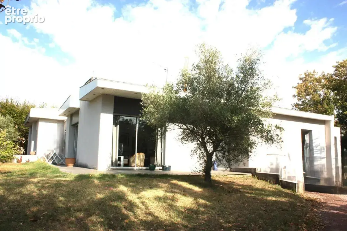 Maison Brindas T6 de195 m2 terrain individuel 1640 m² - photo 2
