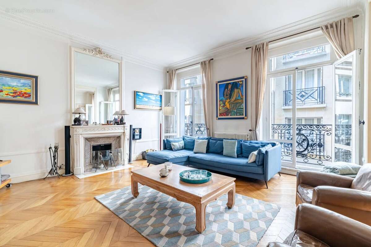 Appartement à PARIS-16E