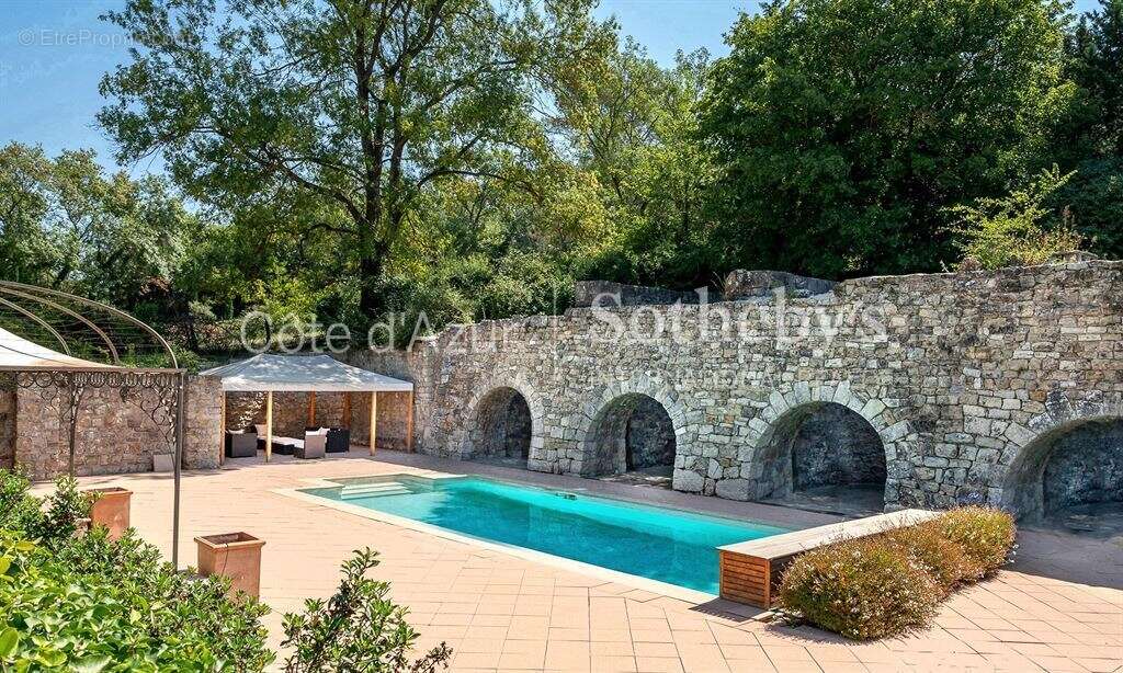 Châteauneuf-Grasse, bergerie de caractère du XIXe siècle au cœur de 3 hectares de nature préservée - photo 6