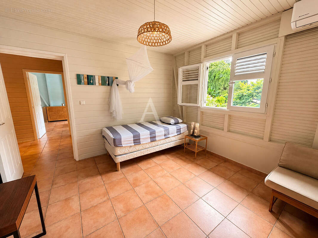 Villa quatre chambres avec piscine et environnement paisible sur les hauteurs de Fort de France - photo 7