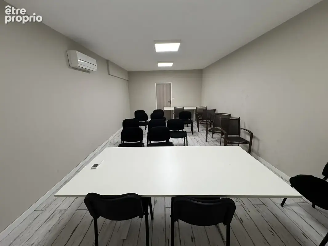 MALLEMORT, dans le Domaine du Golf de Pont Royal, murs commerciaux 77 m2 - photo 6